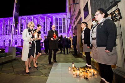 Składanie zniczy pod tablicą upamietniającą Ofiary Gestapo, które ucierpiały w budynku Domu Żołnierza FOTOBUENO.PL