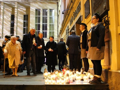 Składanie zniczy pod tablicą upamietniającą Ofiary Gestapo, które ucierpiały w budynku Domu Żołnierza