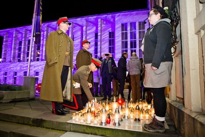 Składanie zniczy pod tablicą upamietniającą Ofiary Gestapo, które ucierpiały w budynku Domu Żołnierza FOTOBUENO.PL