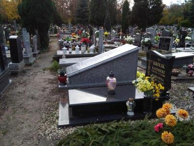 Nowy nagrobek na mogile zbiorowej ofiar działań wojennych ze stycznia 1945