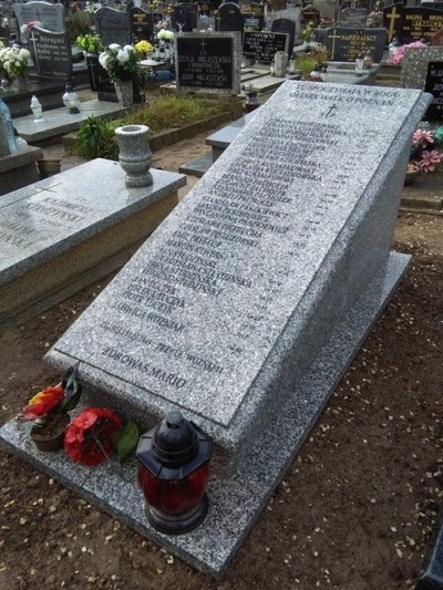 Nowy nagrobek na mogile zbiorowej ofiar działań wojennych ze stycznia 1945