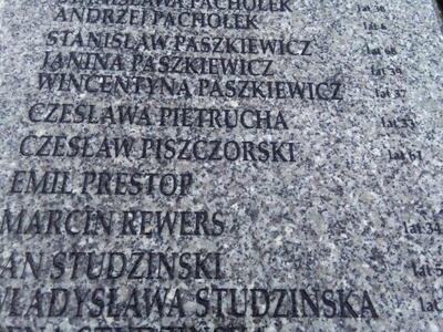 Nowy nagrobek na mogile zbiorowej ofiar działań wojennych ze stycznia 1945