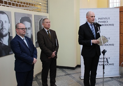 Otwarcie wystawy: Przemysław Sypniewski – prezes Zarządu Poczty Polskiej SA, prof. Nikołaj Iwanow, dyrektor Oddziału IPN w Poznaniu dr hab. Rafał Reczek