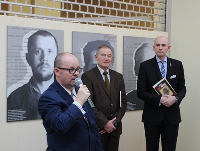 Otwarcie wystawy: Przemysław Sypniewski – prezes Zarządu Poczty Polskiej SA, prof. Nikołaj Iwanow, dyrektor Oddziału IPN w Poznaniu dr hab. Rafał Reczek