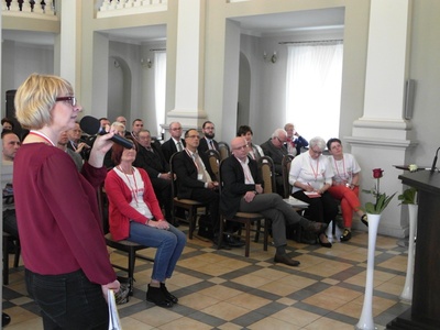 Dr Agnieszka Łuczak, naczelnik Oddziałowego Biura Edukacji Narodowej IPN w Poznaniu, podczas prezentacji oferty edukacyjnej Instytutu