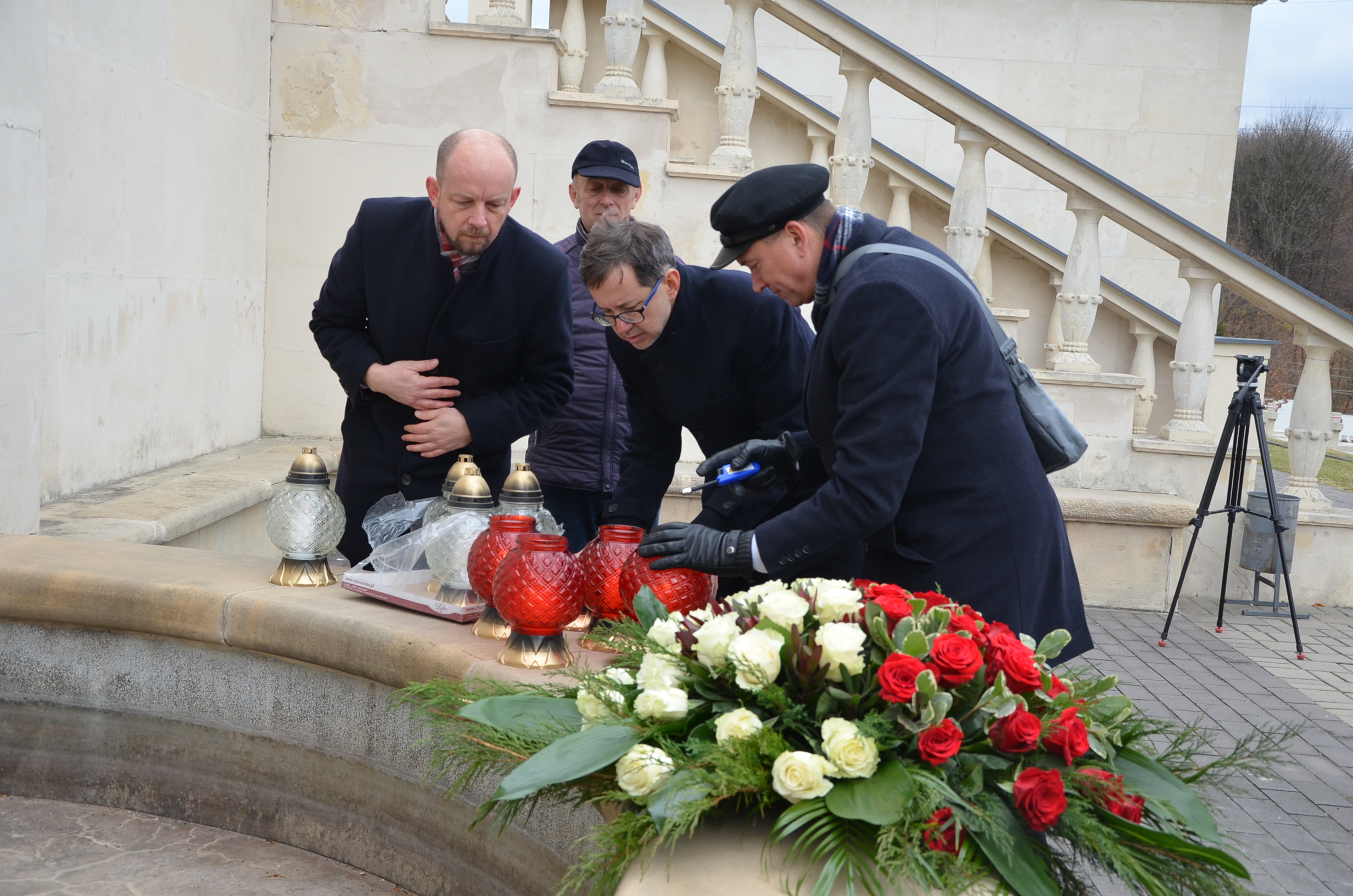 Palenie zniczy przez delegację IPN na Cmentarzu Orląt Lwowskich. Lwów- 8 listopada 2021. Fot. K. Gajda-Bator/IPN Rzeszów Palenie zniczy przez delegację IPN na Cmentarzu Orląt Lwowskich. Lwów- 8 listopada 2021. Fot. K. Gajda-Bator/IPN Rzeszów