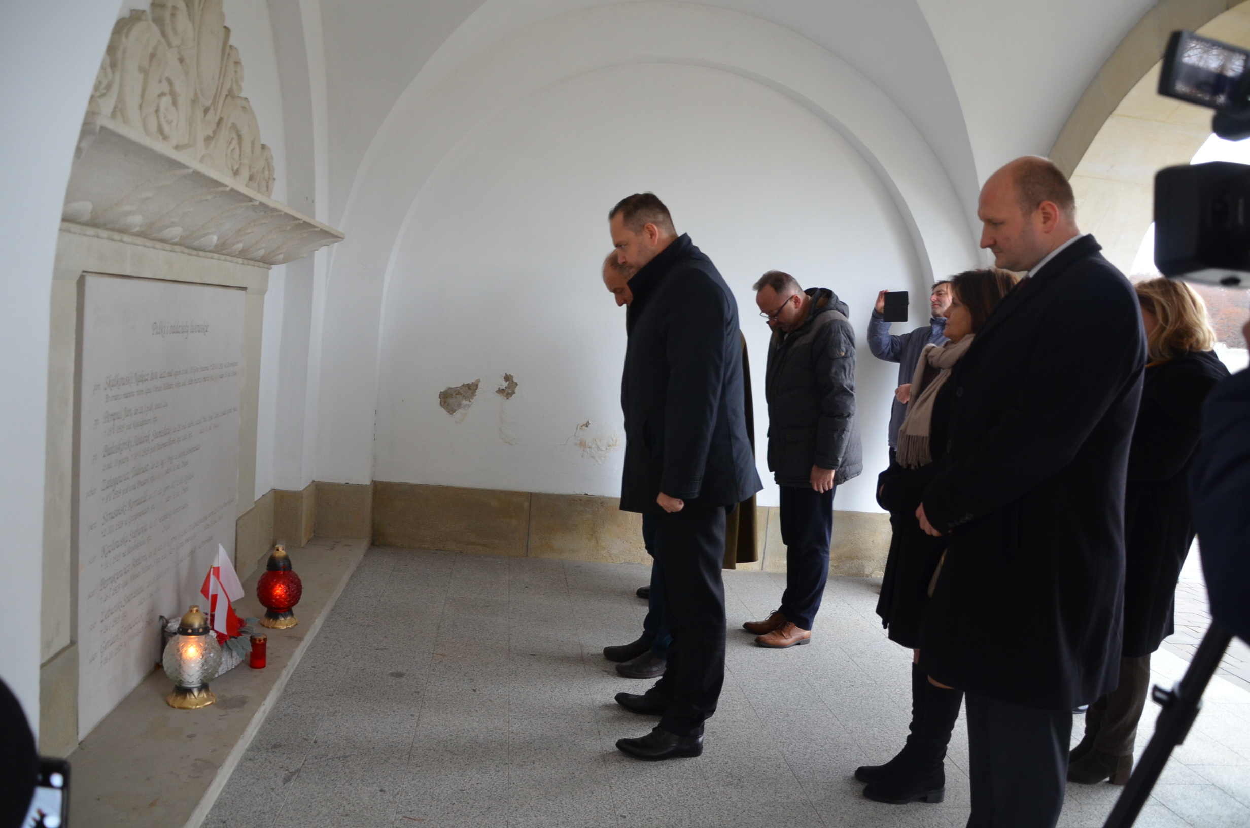 Wizyta prezesa IPN Karola Nawrockiego i wiceprezesa Karola Polejowskiego na Cmentarzu Orląt Lwowskich. Lwów- 8 listopada 2021. Fot. K. Gajda-Bator/IPN Rzeszów Wizyta prezesa IPN Karola Nawrockiego i wiceprezesa Karola Polejowskiego na Cmentarzu Orląt Lwowskich. Lwów- 8 listopada 2021. Fot. K. Gajda-Bator/IPN Rzeszów