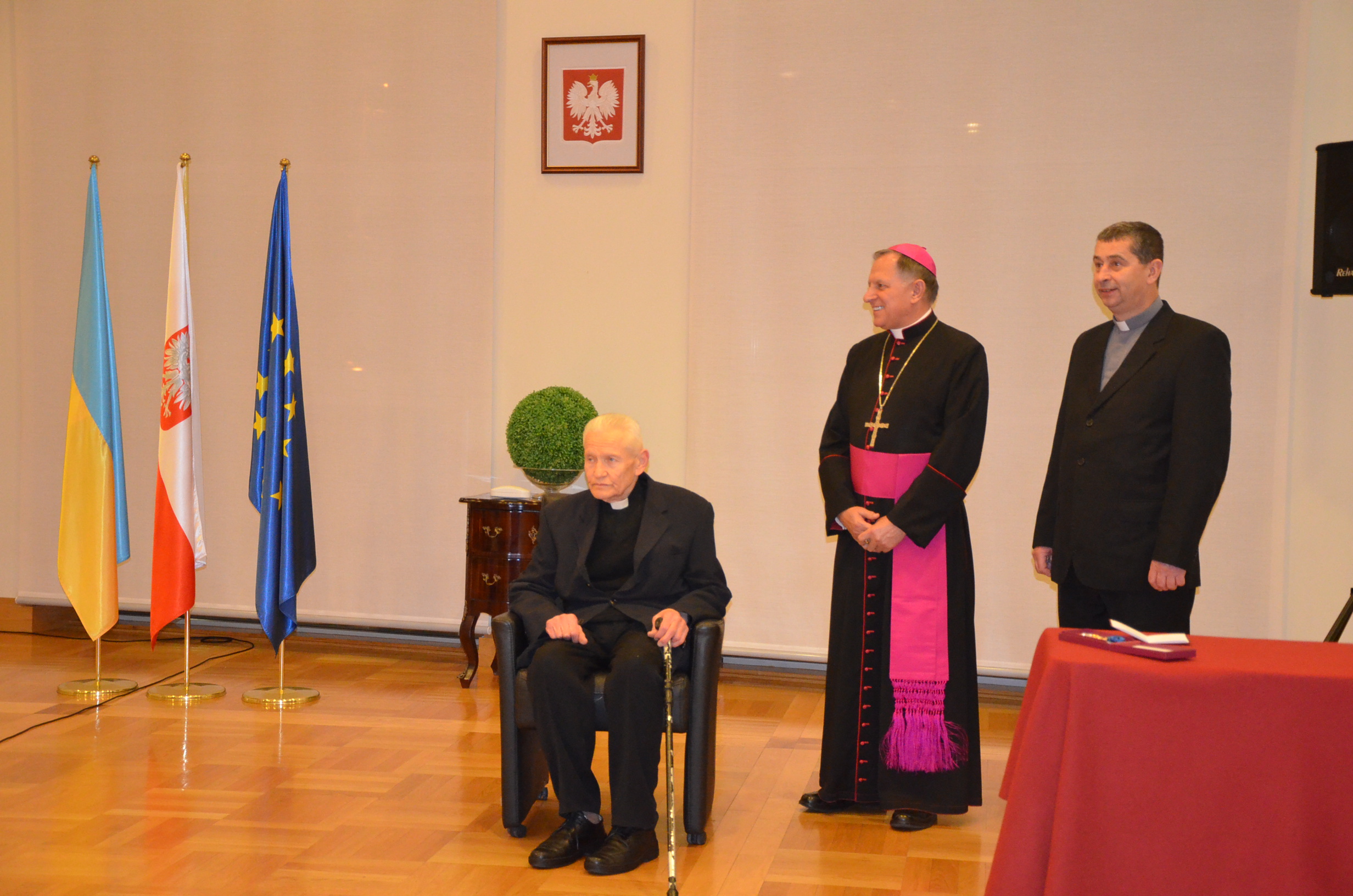 Uroczystość wręczenia ks. Bronisławowi Baranowskiemu Krzyża Oficerskiego Orderu Odrodzenia Polski. Lwów - 8 listopada 2021 r. Fot. K. Gajda-Bator/IPN Rzeszów Uroczystość wręczenia ks. Bronisławowi Baranowskiemu Krzyża Oficerskiego Orderu Odrodzenia Polski. Lwów - 8 listopada 2021 r. Fot. K. Gajda-Bator/IPN Rzeszów