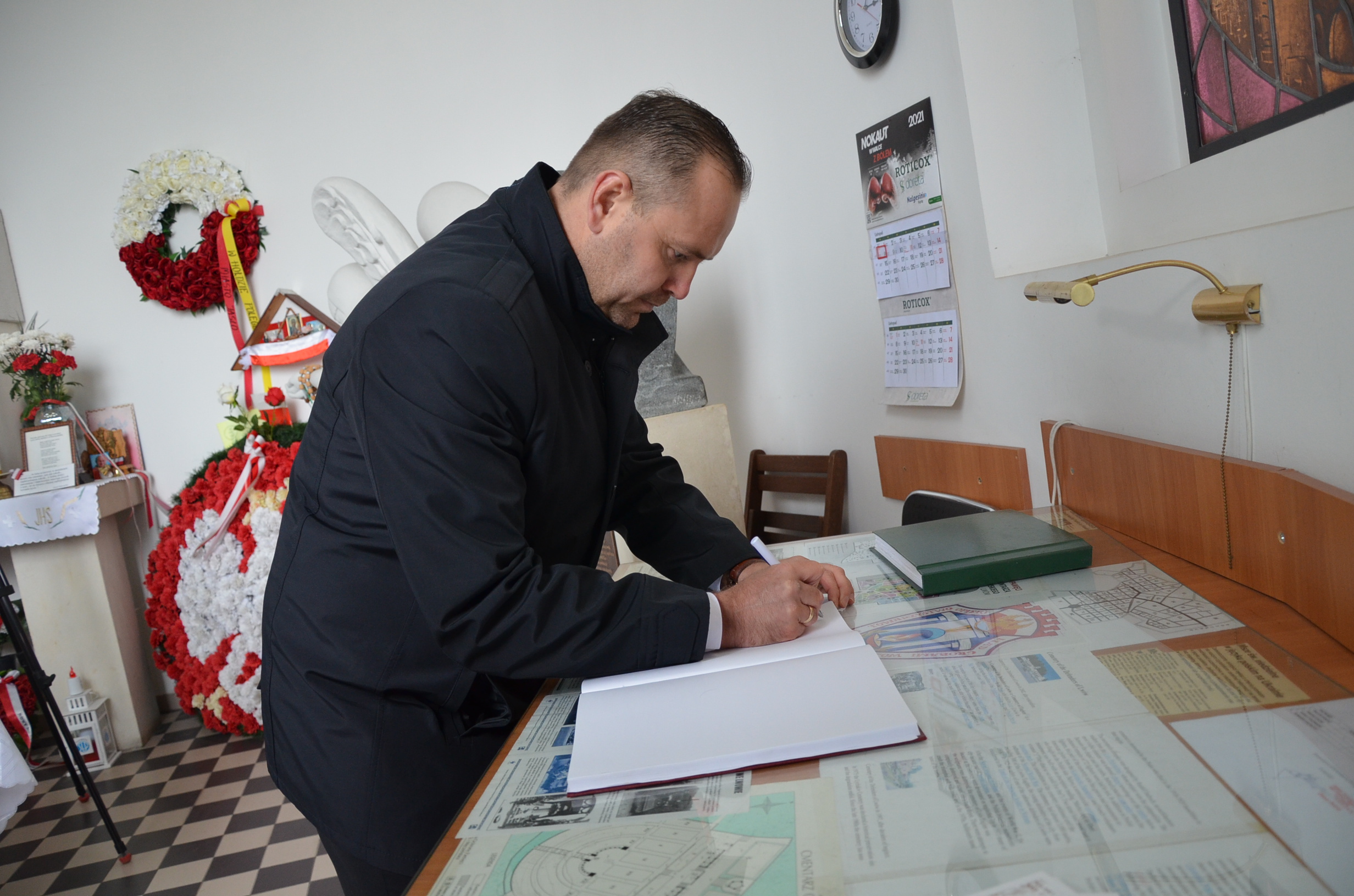 Wpis prezesa IPN Karola Nawrockiego do księgi pamiątkowej na Cmentarzu Orląt Lwowskich. Lwów- 8 listopada 2021. Fot. K. Gajda-Bator/IPN Rzeszów Wpis prezesa IPN Karola Nawrockiego do księgi pamiątkowej na Cmentarzu Orląt Lwowskich. Lwów- 8 listopada 2021. Fot. K. Gajda-Bator/IPN Rzeszów