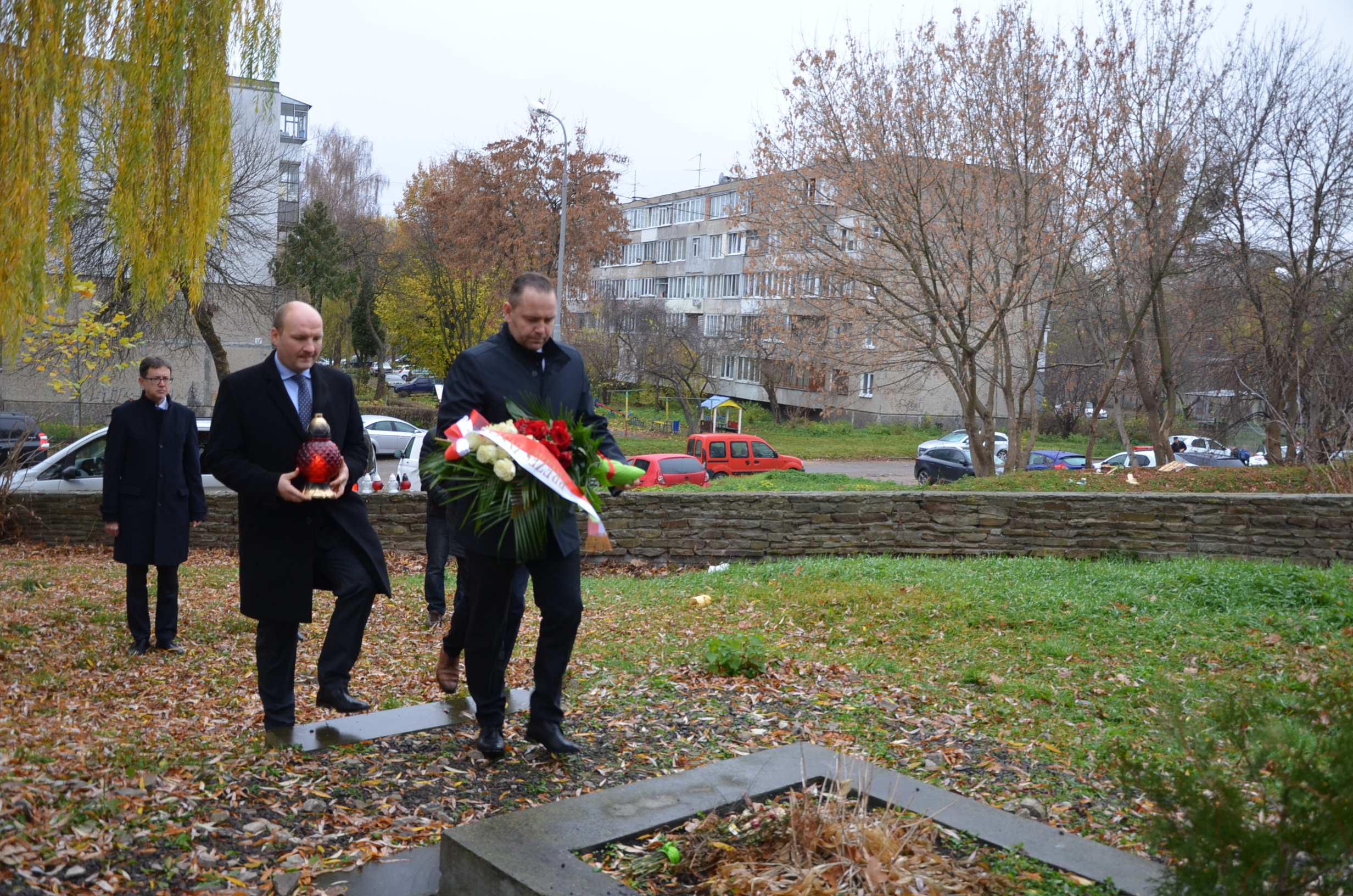 Wizyta prezesa IPN Karola Nawrockiego wraz z delegacją na mogile Żołnierzy Września 1939 roku w Zboiskach. Lwów- 9 listopada 2021. Fot. K. Gajda-Bator/IPN Rzeszów Wizyta prezesa IPN Karola Nawrockiego wraz z delegacją na mogile Żołnierzy Września 1939 roku w Zboiskach. Lwów- 9 listopada 2021. Fot. K. Gajda-Bator/IPN Rzeszów