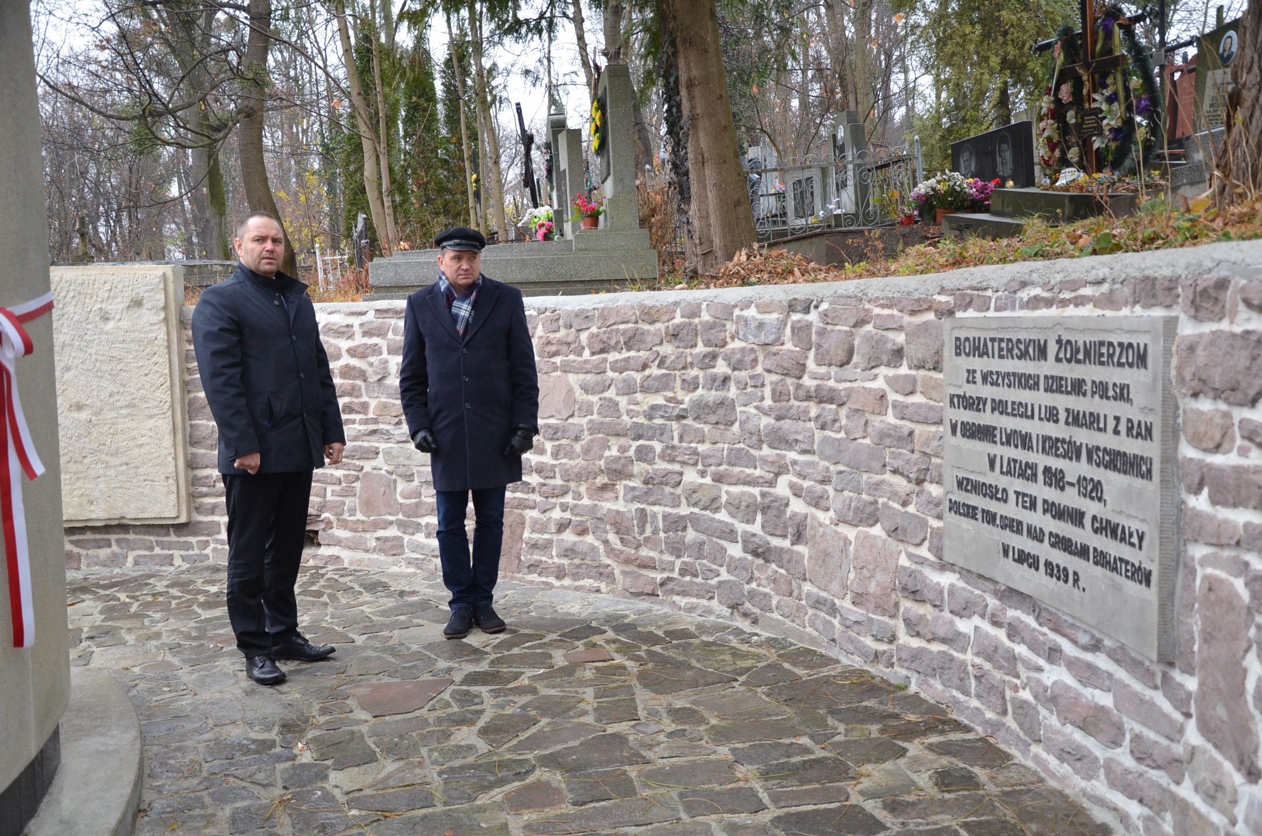 Karol Nawrocki, prezes IPN i Dariusz Iwaneczko, dyrektor IPN w Rzeszowie na Kwaterze Obrońców Lwowa i Kresów Południowo Wschodnich z lat 1918-1920. Lwów, 9 listopada 2021 r. Fot. K. Gajda-Bator/IPN Rzeszów Karol Nawrocki, prezes IPN i Dariusz Iwaneczko, dyrektor IPN w Rzeszowie na Kwaterze Obrońców Lwowa i Kresów Południowo Wschodnich z lat 1918-1920. Lwów, 9 listopada 2021 r. Fot. K. Gajda-Bator/IPN Rzeszów