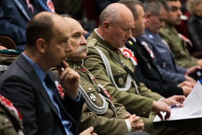 Naczelnik Oddziałowego Biura Edukacji Narodowej Jakub Izdebski podczas sesji Sejmiku Województwa Podkarpackiego. Fot. Jacek Magdoń.