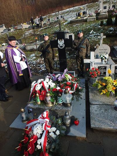 Nowy pomnik nagrobny żołnierza AK Tomasza Gazdy w Niewodnej. Fot. Grzegorz Lenartowicz.