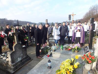 Nowy pomnik nagrobny żołnierza AK Tomasza Gazdy w Niewodnej. Fot. Grzegorz Lenartowicz.
