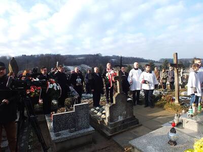 Nowy pomnik nagrobny żołnierza AK Tomasza Gazdy w Niewodnej. Fot. Grzegorz Lenartowicz.