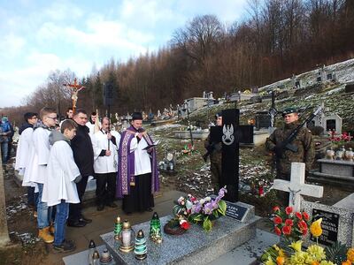 Nowy pomnik nagrobny żołnierza AK Tomasza Gazdy w Niewodnej. Fot. Grzegorz Lenartowicz.