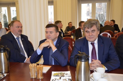 Piotr Pilch – wicewojewoda podkarpacki, dr Dariusz Iwaneczko – dyrektor Oddziału IPN w Rzeszowie, Henryk Wolicki – pełnomocnik prezydenta Miasta Rzeszowa. Fot. K. Gajda-Bator