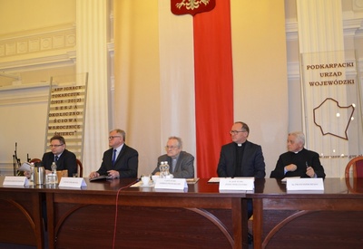 Dr Mariusz Krzysztofiński, Antoni Tokarczuk, prof. dr hab. Andrzej Potocki, prof. dr hab. Józef Wołczański, ks. Franciszek Rząsa. Fot. K. Gajda-Bator