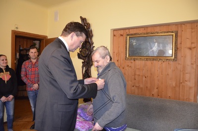 Dr Dariusz Iwaneczko wręczył Krzyż Wolności i Solidarności działaczowi opozycji antykomunistycznej Tadeuszowi Janowi Bednarczykowi. Fot. K. Gajda-Bator.