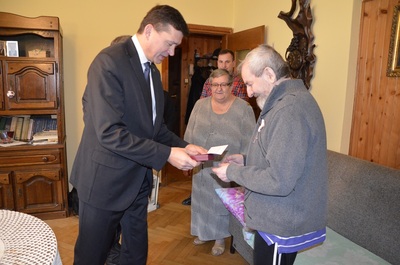Dr Dariusz Iwaneczko wręczył Krzyż Wolności i Solidarności działaczowi opozycji antykomunistycznej Tadeuszowi Janowi Bednarczykowi. Fot. K. Gajda-Bator.