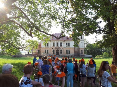 Zwiedzanie zabytkowego kompleksu pałacowo-parkowego Jabłonowskich-Branickich.