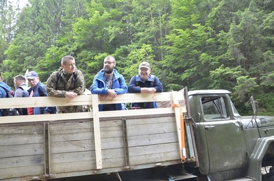 Historycy i dziennikarze na szlaku II Brygady Legionów Polskich.