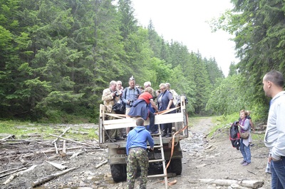 Historycy i dziennikarze na szlaku II Brygady Legionów Polskich.