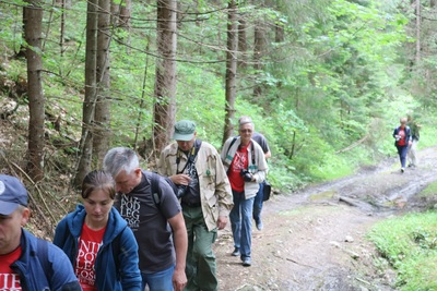Historycy i dziennikarze w drodze na Przełęcz Legionów.