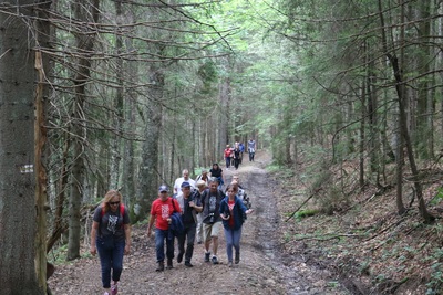 Historycy i dziennikarze w drodze na Przełęcz Legionów.