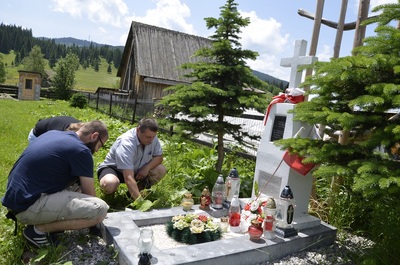 Porządkowanie grobu porucznika Stanisława Strzeleckiego i czterech legionistów polskich.
