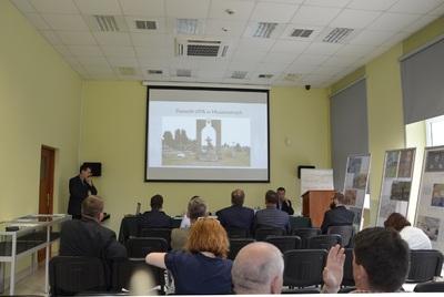 Bogusław Kleszczyński zaprezentował przebieg prac archeologicznych na cmentarzu w Hruszowicach.