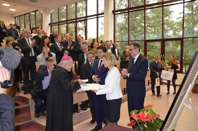 Wręczenie ks. bp. Edwardowi Frankowskiemu księgi „Christus vincit”