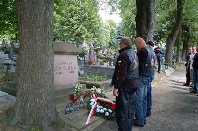 Uczestnicy Podkarpackiego Edukacyjnego Rajdu Motocyklowego – odcinek specjalny „Niepodległa” przy grobie płk. Leopolda Lisa -Kuli.