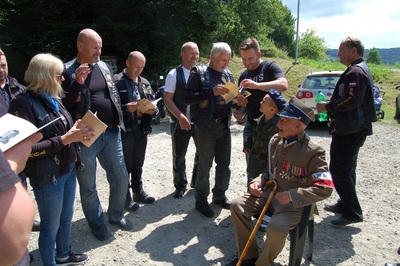 Uczestnicy Podkarpackiego Edukacyjnego Rajdu Motocyklowego – odcinek specjalny „Niepodległa” podczas spotkania z por. Tadeuszem Lutakiem.