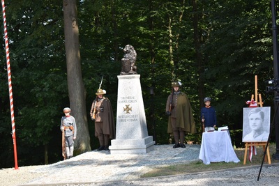 Odsłonięcie pierwszego pomnika „Szlaku Orląt Lwowskich”, upamiętniającego ppor. Jana Feliksa Charlewskiego.