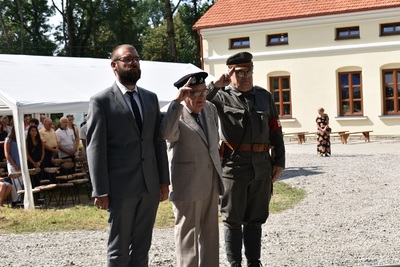 Odsłonięcie pierwszego pomnika „Szlaku Orląt Lwowskich”, upamiętniającego ppor. Jana Feliksa Charlewskiego.
