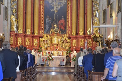 Msza święta inaugurująca nowy rok szkolny i rozpoczynająca uroczystości patriotyczne w brzozowskiej kolegiacie.