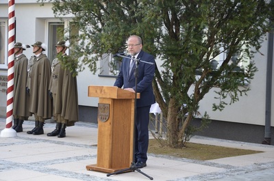 Adam Siwek - dyrektor Biura Upamiętniania Walk i Męczeństwa na uroczystości odsłonięcia pomnika Marszałka Józefa Piłsudskiego w Brzozowie.