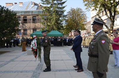 Dr Dariusz Iwaneczko - dyrektor Oddziału IPN w Rzeszowie i dr Piotr Szopa na uroczystości odsłonięcia pomnika Marszałka Józefa Piłsudskiego.