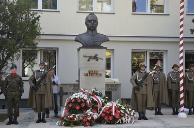 Uroczystość odsłonięcia pomnika Marszałka Józefa Piłsudskiego w Brzozowie.
