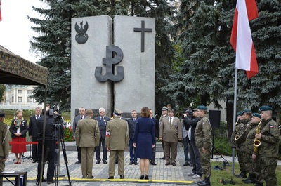 Uroczystości pod pomnikiem Pamięci Żołnierzy AK Podokręgu Rzeszów z okazji 79. rocznicy powstania Polskiego Państwa Podziemnego oraz święto Wojsk Obrony Terytorialnej.