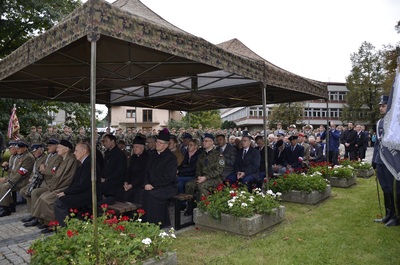 Uroczystości pod pomnikiem Pamięci Żołnierzy AK Podokręgu Rzeszów z okazji 79. rocznicy powstania Polskiego Państwa Podziemnego oraz święto Wojsk Obrony Terytorialnej.