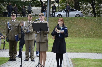 Uroczystości pod pomnikiem Pamięci Żołnierzy AK Podokręgu Rzeszów z okazji 79. rocznicy powstania Polskiego Państwa Podziemnego oraz święto Wojsk Obrony Terytorialnej.