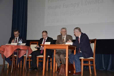 Dr hab. Krzysztof Kaczmarski, dr Leszek Sykulski, dr hab. Leszek Moczulski i dr hab. Mirosław Sułek podczas pierwszego dnia ogólnopolskiej konferencji naukowej „Stulecie odrodzonego Państwa Polskiego na mapie Europy i Świata. Polska myśl geopolityczna w XX wieku” w Rzeszowie.