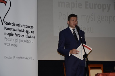 Dr Dariusz Iwaneczko, dyrektor Oddziału IPN w Rzeszowie rozpoczął pierwszy dzień obrad ogólnopolskiej konferencji naukowej „Stulecie odrodzonego Państwa Polskiego na mapie Europy i Świata. Polska myśl geopolityczna w XX wieku” w Rzeszowie.