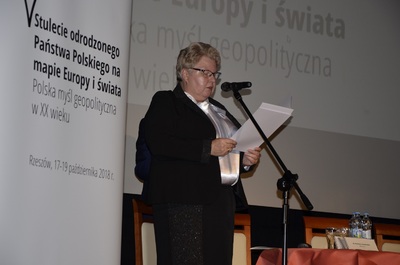 Dr Irena Kozimala odczytała list wojewody podkarpackiego dr Ewy Leniart skierowany do uczestników ogólnopolskiej konferencji naukowej „Stulecie odrodzonego Państwa Polskiego na mapie Europy i Świata. Polska myśl geopolityczna w XX wieku” w Rzeszowie.