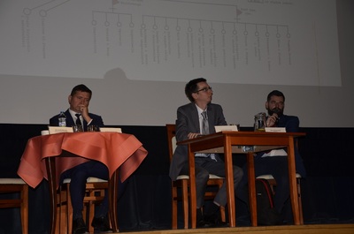 Dr Dariusz Iwaneczko, dr Krzysztof Siwek i Bartosz Kapuściak podczas ogólnopolskiej konferencji naukowej „Stulecie odrodzonego Państwa Polskiego na mapie Europy i Świata. Polska myśl geopolityczna w XX wieku” w Rzeszowie.