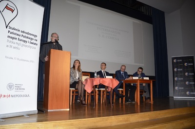 Prof. dr hab. Robert Ištok, Anna Polačkowá, dr Marcin Bukała, dr Krzysztof Winker oraz dr Jacek Bartosik prelegenci ogólnopolskiej konferencji naukowej „Stulecie odrodzonego Państwa Polskiego na mapie Europy i Świata. Polska myśl geopolityczna w XX wieku” w Rzeszowie.