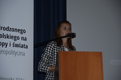 Anna Polačkowá z Uniwersytetu w Preszowie podczas ogólnopolskiej konferencji naukowej „Stulecie odrodzonego Państwa Polskiego na mapie Europy i Świata. Polska myśl geopolityczna w XX wieku” w Rzeszowie.