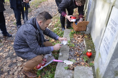 Porządkowanie polskich grobów na cmentarzu Łyczakowskim we Lwowie.